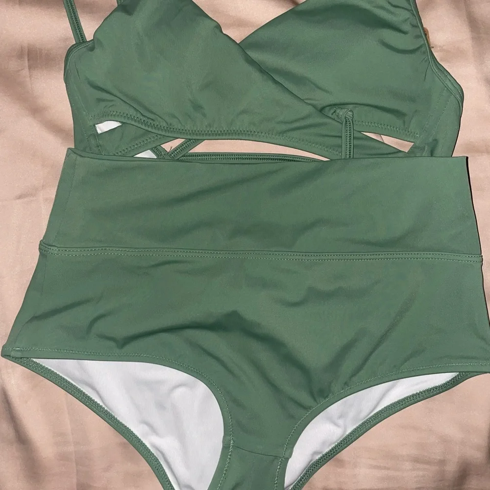 Two bikini - Picture 6 of 10
